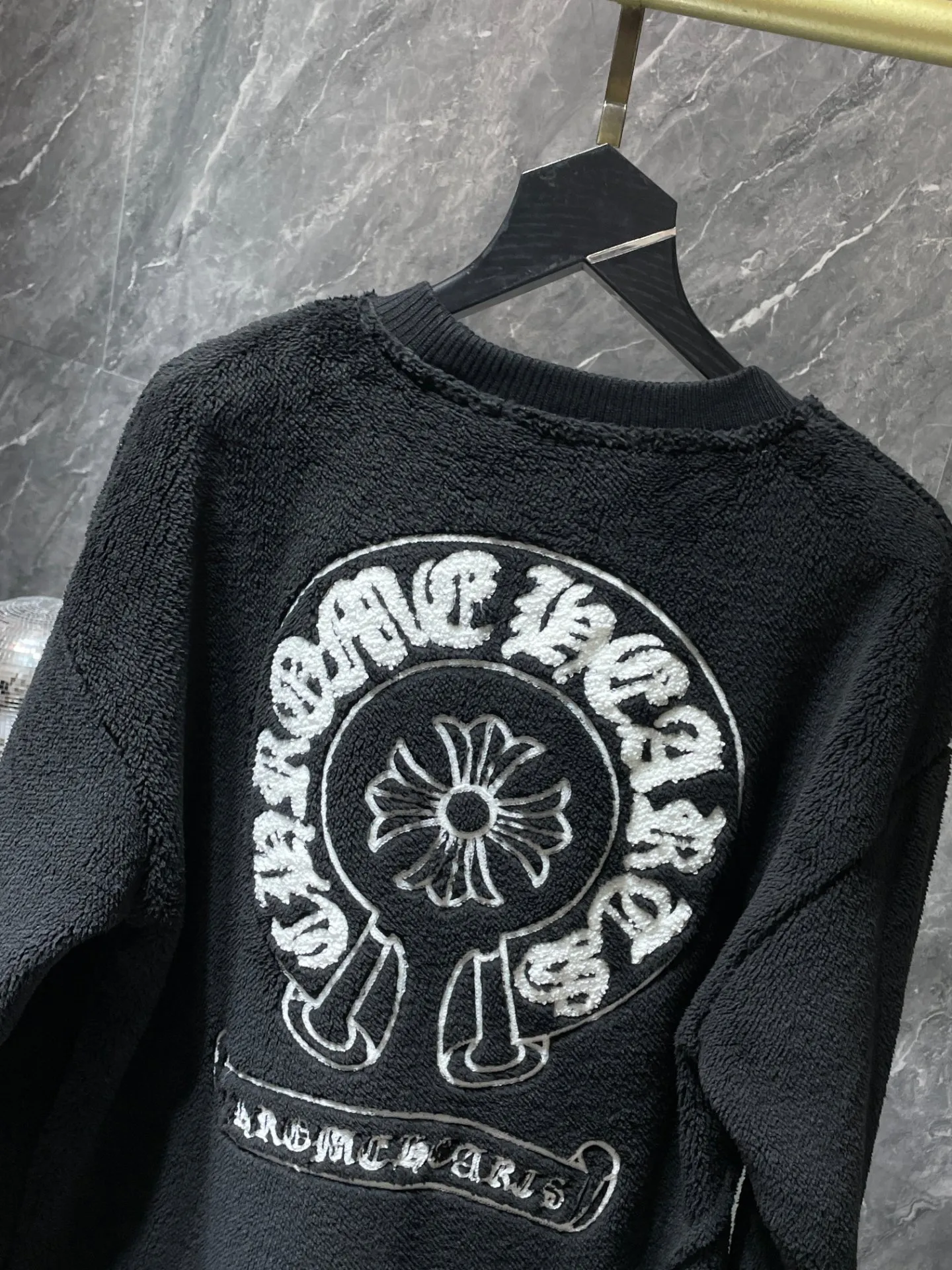 P276 Chrome Hearts 🌨️Winter lamb wool series🌨️ Patchwork embroidered horseshoe cross lamb wool jacket (thick custom alpaca wool material) Heavy craftsmanship, high-end quality Tajima machine embroidery, perfect craftsmanship details! Warm and casual ✨✨The fit is slim and not bulky 🌈Recommended color: black🌈Code numbers: S, M, L, XL.